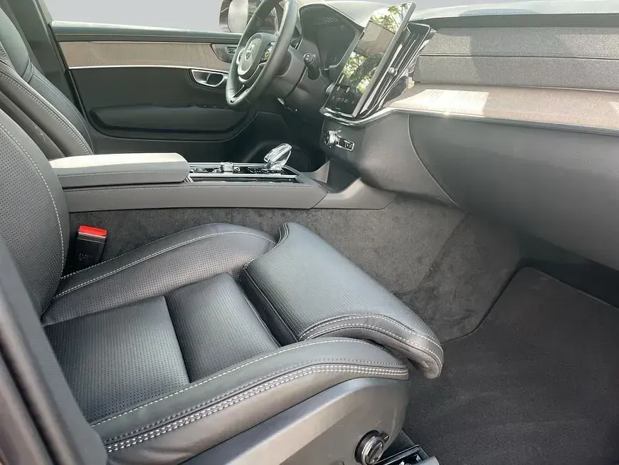 Gebraucht Volvo XC90 Plus 250 PS (183 kW) 2025 Rot SUV