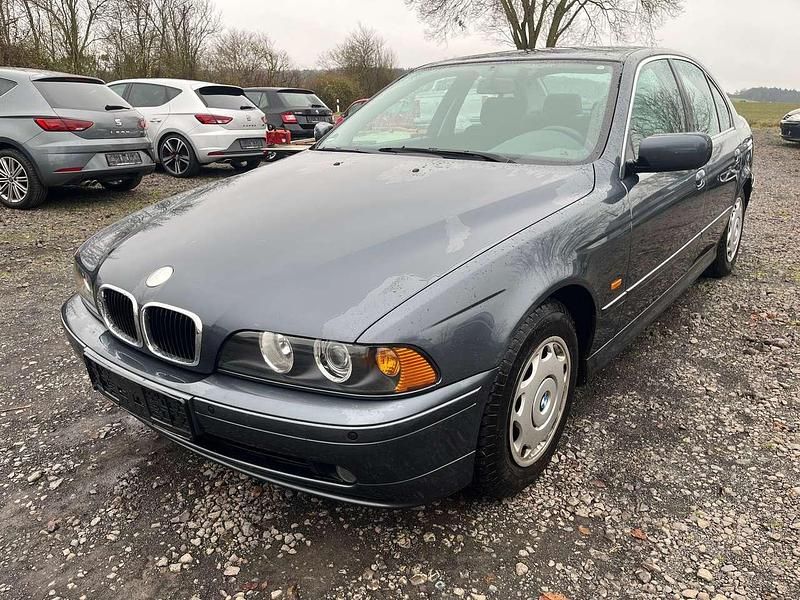 Grau Gebraucht 2001 BMW 520 Limousine | 1.499 € - Bild 1/4