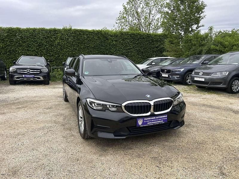 Schwarz ii/bonnet fluid black Gebraucht 2022 BMW 318 Advantage Kombi | 21.989 € (Superpreis) - Bild 1/4