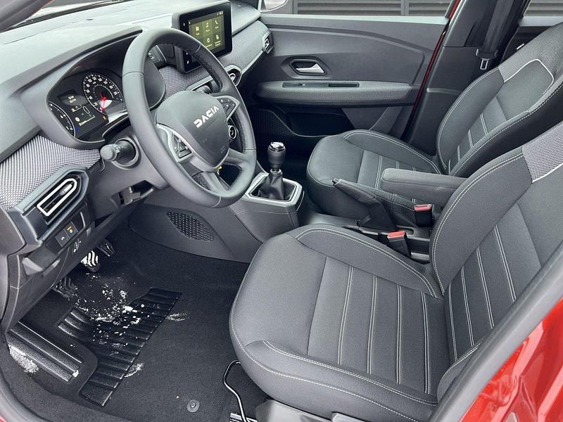 Neu Dacia Jogger Expression 101 PS (74 kW) 2025 Terracottabraun Van / Kleinbus