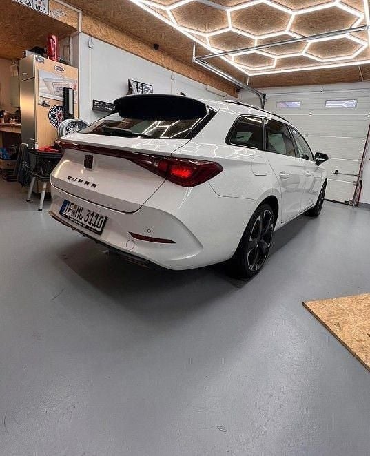 Używany Cupra Leon VZ2 245 KM (180 kW) 2021 Biały Sedan/Limuzyna