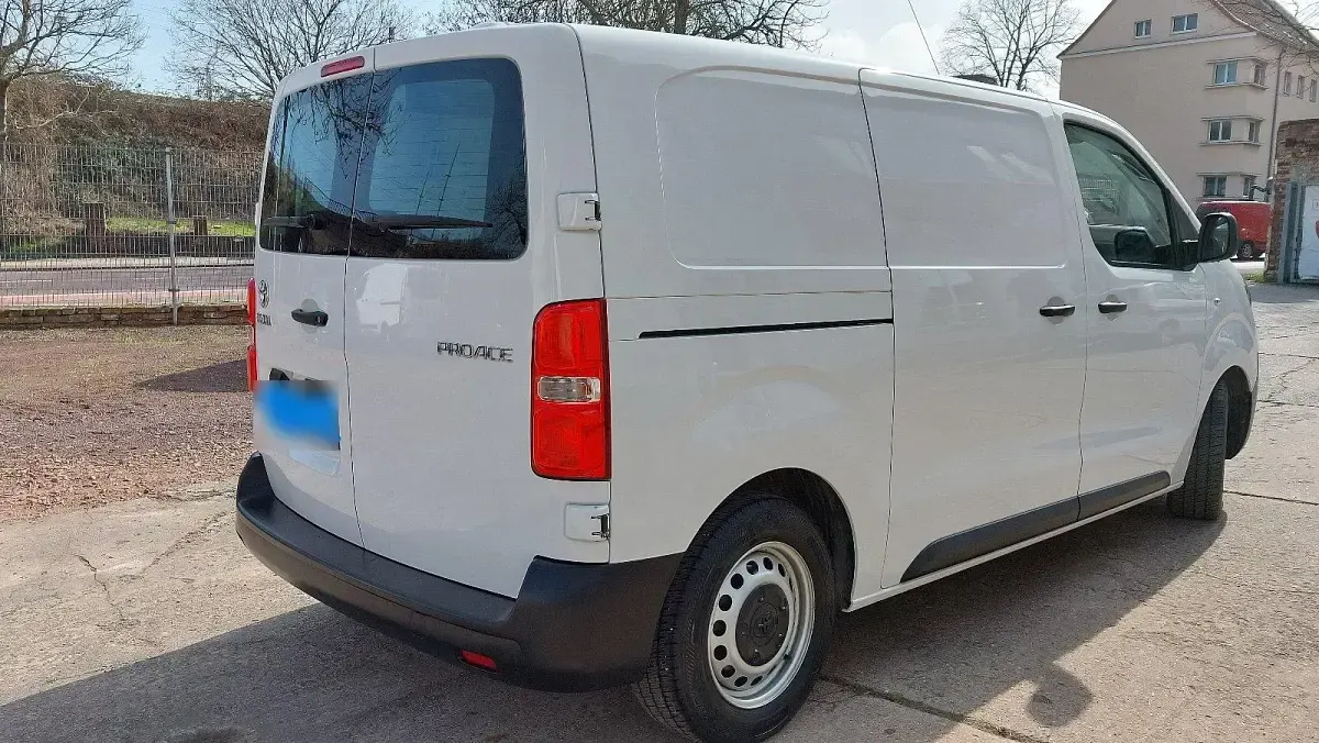 Gebraucht Toyota Proace 95 PS (69 kW) 2017 Weiß Van / Kleinbus