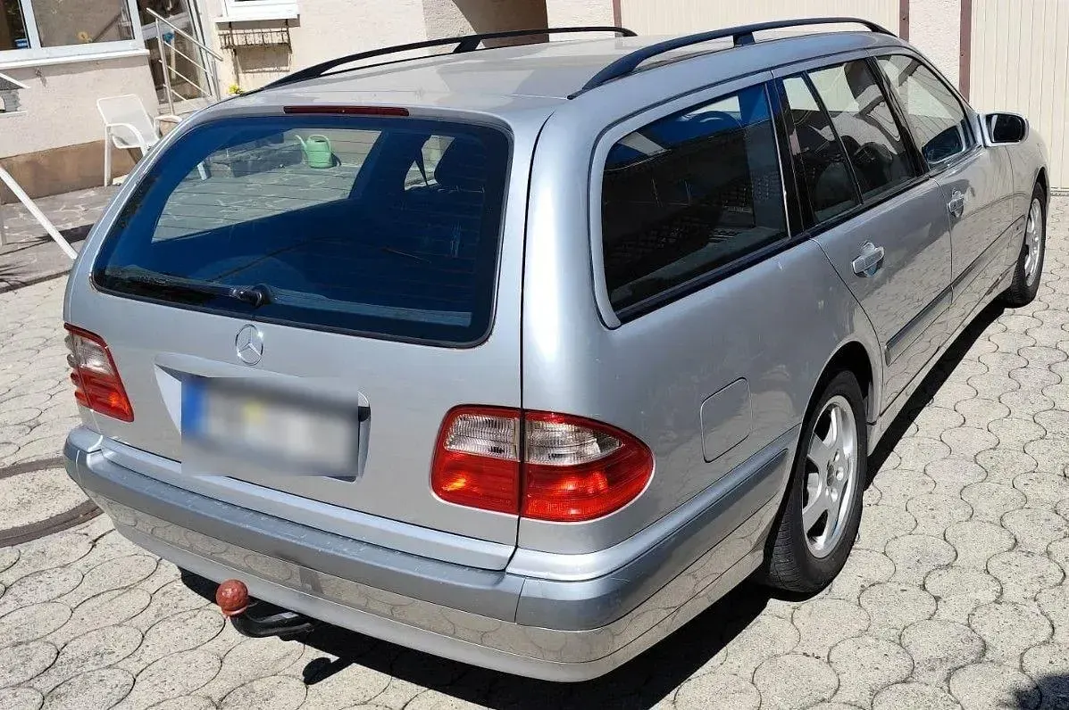 Second-hand Mercedes E200 Classic 163 CP (119 kW) 2002 Argintiu Berlinǎ