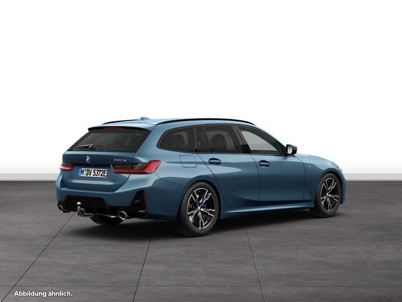 Arctic race blue metallic Gebraucht 2025 BMW 330e Comfort Edition Kombi | 50.784 € (Fairer Preis) - Bild 1/1