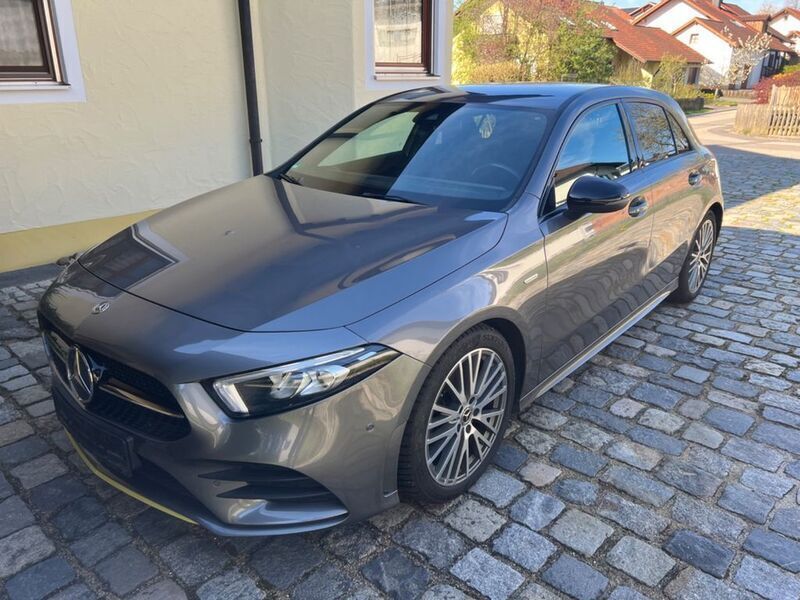 Grau Gebraucht 2018 Mercedes A180 Sport Edition Limousine | 19.800 € (Fairer Preis) - Bild 1/4