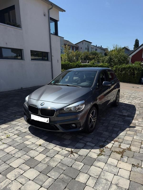 Grau Gebraucht 2016 BMW 218 Sport Line SUV | 7.200 € (Teuer) - Bild 1/4