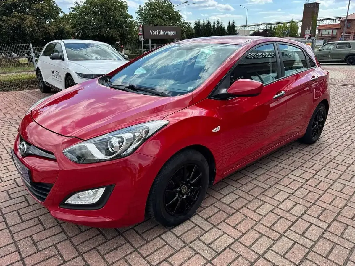Gebraucht Hyundai i30 Classic 99 PS (72 kW) 2013 Cool red Limousine