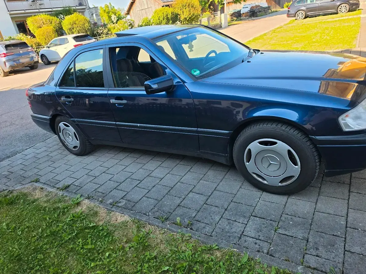 Gebraucht Mercedes C200 136 PS (100 kW) 1995 Blau Limousine