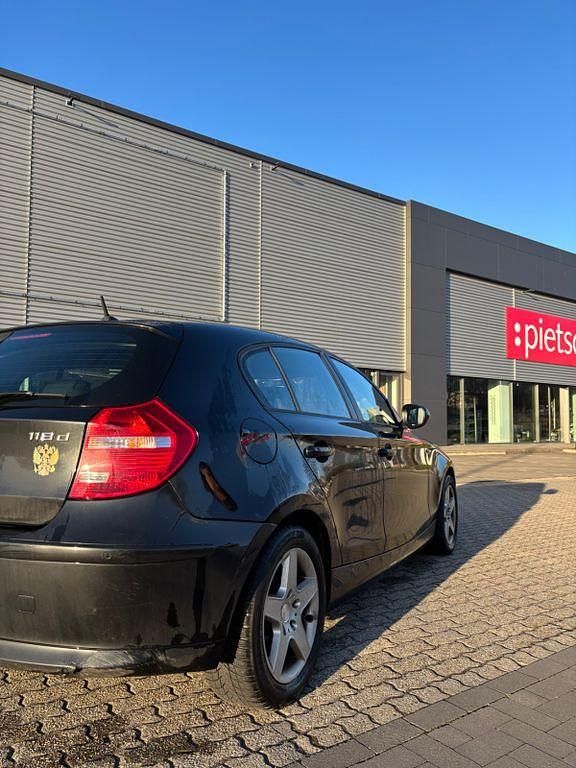 Gebraucht BMW 118 143 PS (105 kW) 2011 Schwarz Kleinwagen