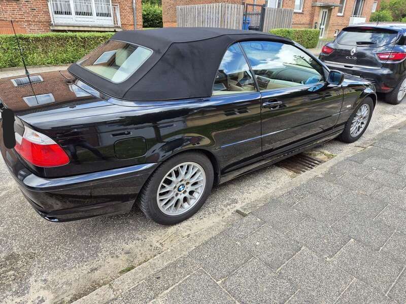 Schwarz Gebraucht 2002 BMW 318 Cabriolet Cabrio | 6.999 € (Teuer) - Bild 1/4
