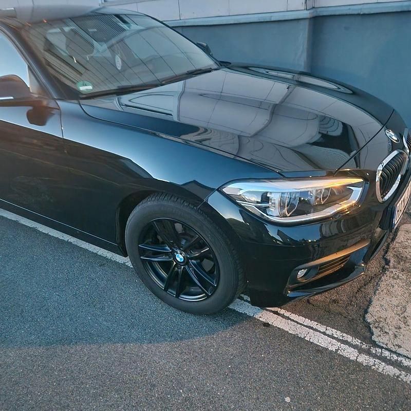 Schwarz Gebraucht 2018 BMW 118 Kleinwagen | 11.800 € (Superpreis) - Bild 1/4