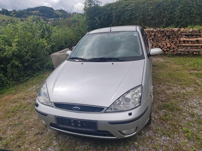 Silber Gebraucht 2004 Ford Focus Ghia Limousine | 999 € (Superpreis) - Bild 1/3