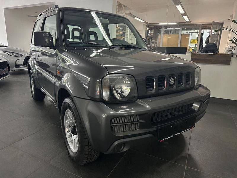 Grau Gebraucht 2012 Suzuki Jimny SUV | 15.900 € (Etwas zu teuer) - Bild 1/4
