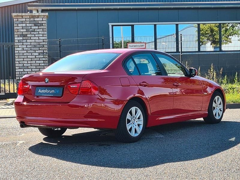 Gebraucht BMW 320 170 PS (125 kW) 2010 Rot Limousine