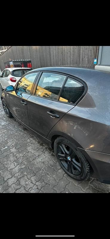 Braun Gebraucht 2005 BMW 118 Kleinwagen | 3.600 € (Guter Preis) - Bild 1/4