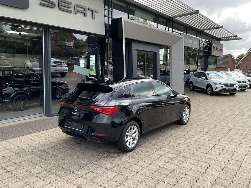 Neu Seat Leon Style 150 PS (110 kW) 2025 Midnight schwarz Kleinwagen