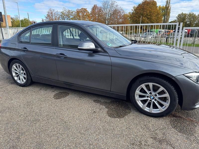 Grau Gebraucht 2017 BMW 320 Sport Line Limousine | 16.998 € (Guter Preis) - Bild 1/4