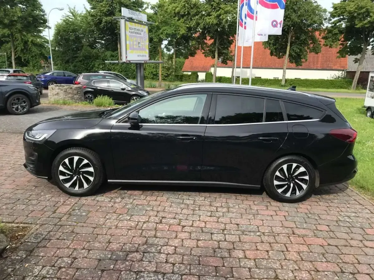 Gebraucht Ford Focus Titanium 125 PS (91 kW) 2024 Agate black Kombi