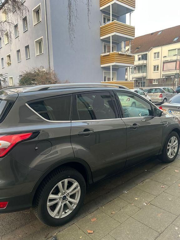 Gebraucht Ford Kuga Titanium 150 PS (110 kW) 2018 Grau SUV
