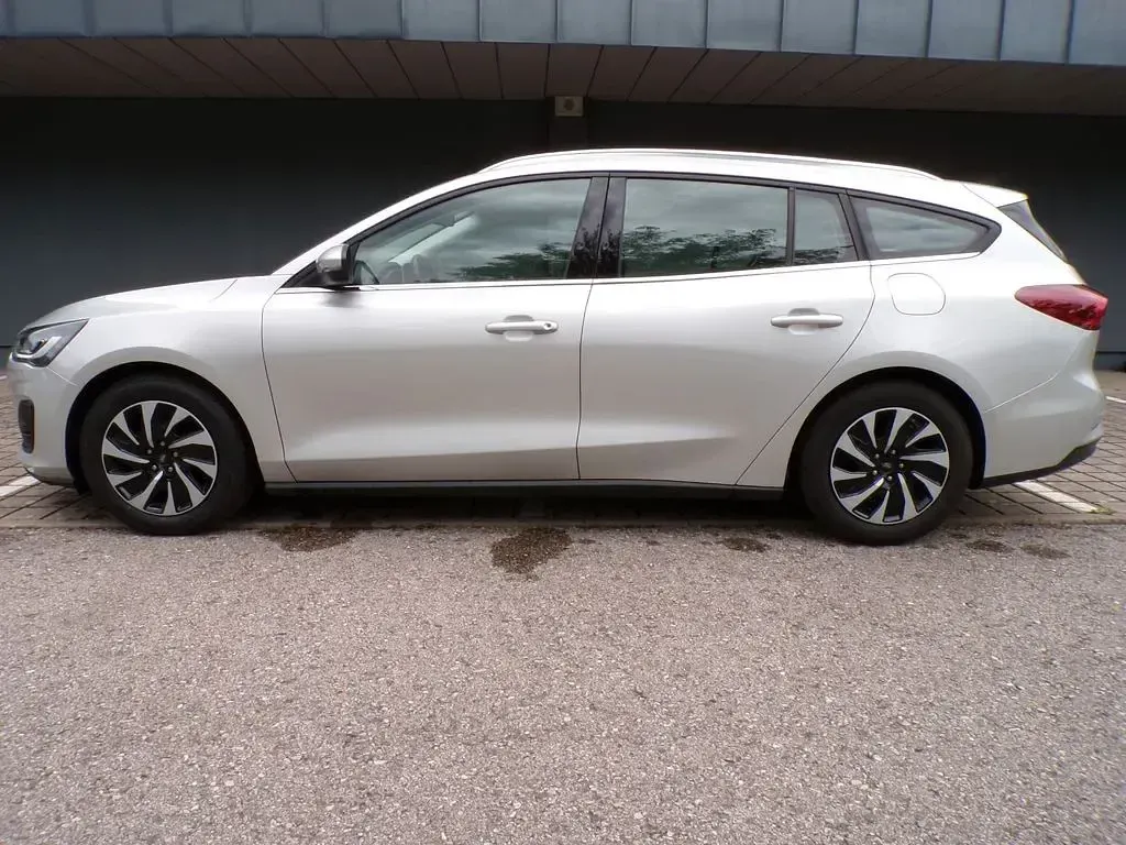 Gebraucht Ford Focus Titanium 120 PS (88 kW) 2022 Silber Limousine
