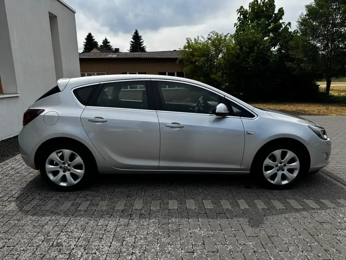 Gebraucht Opel Astra Innovation 140 PS (102 kW) 2011 Silber Limousine