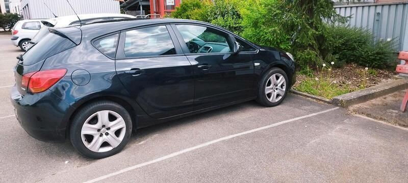 Schwarz Gebraucht 2012 Opel Astra Kleinwagen | 4.900 € (Fairer Preis) - Bild 1/4