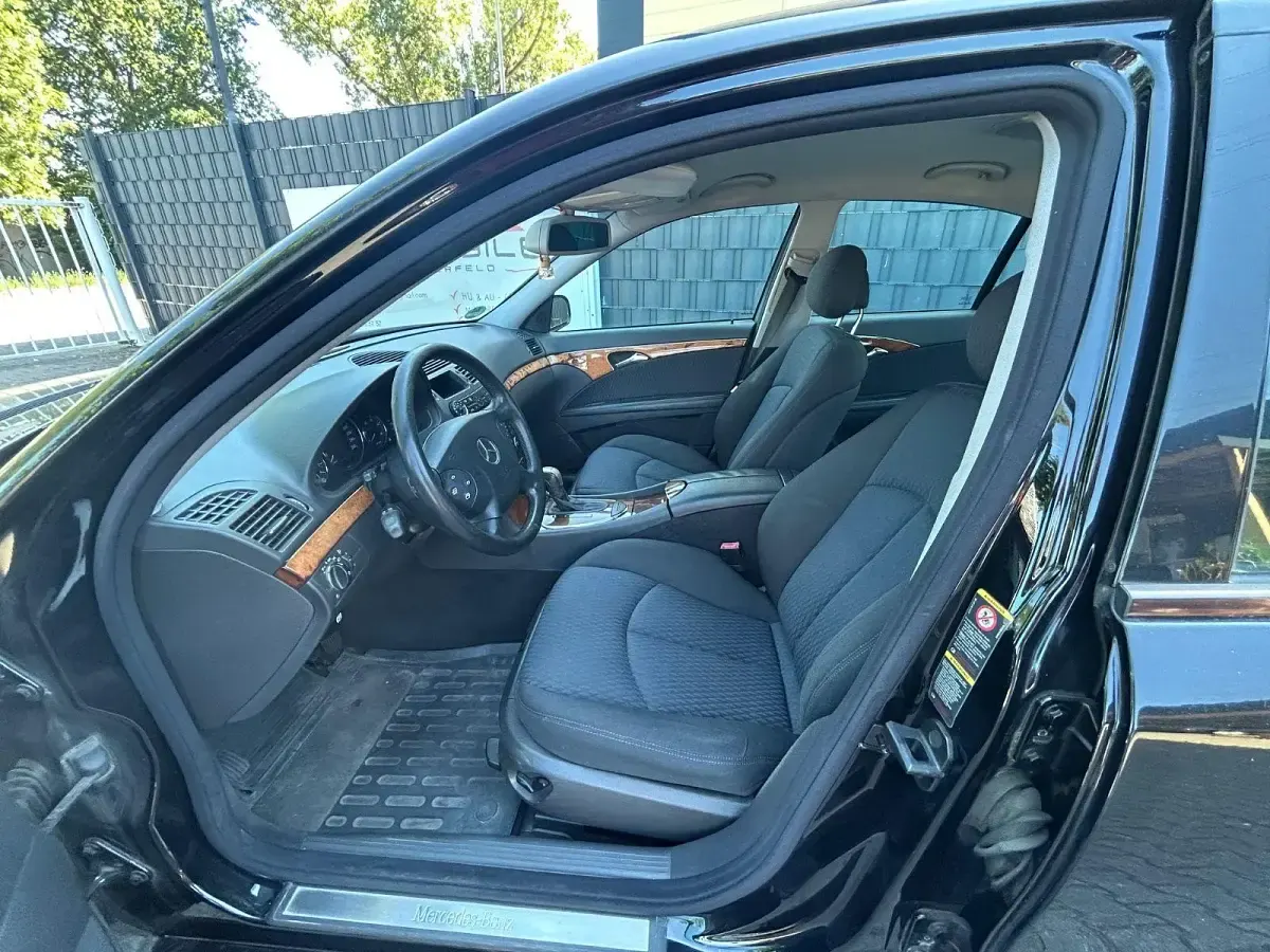 Gebraucht Mercedes E220 150 PS (110 kW) 2004 Schwarz Limousine