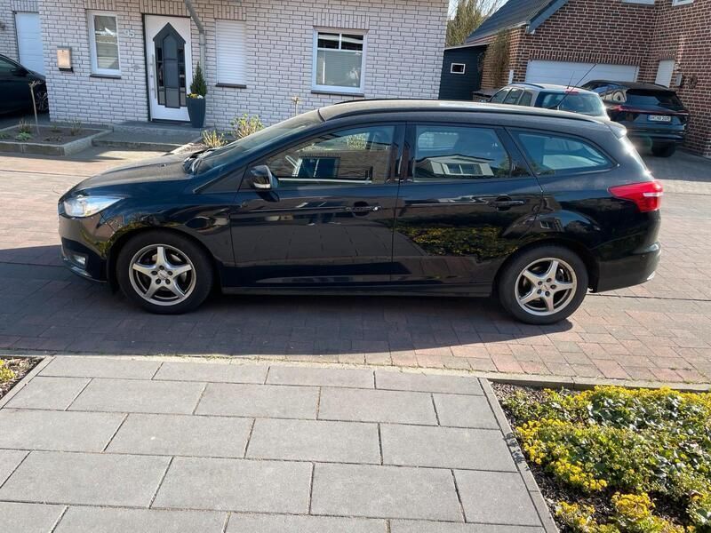 Schwarz Gebraucht 2015 Ford Focus Business Edition Kombi | 5.300 € (Etwas zu teuer) - Bild 1/4