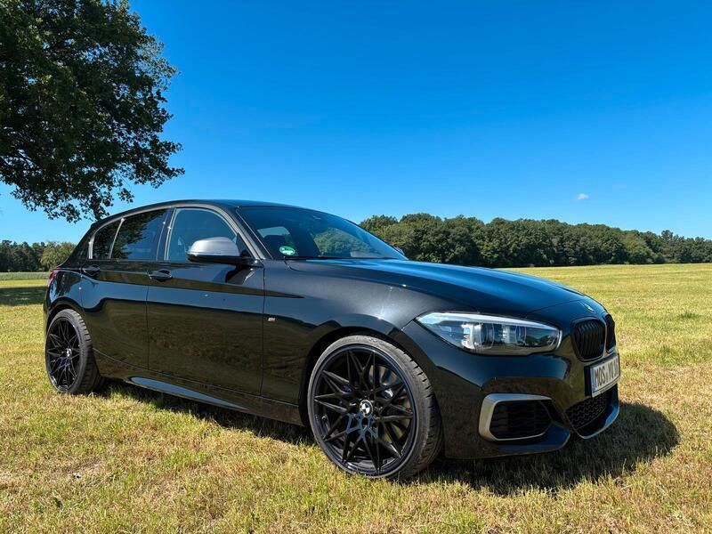 Schwarz Gebraucht 2019 BMW M140 M Sport Limousine | 32.490 € (Fairer Preis) - Bild 1/4