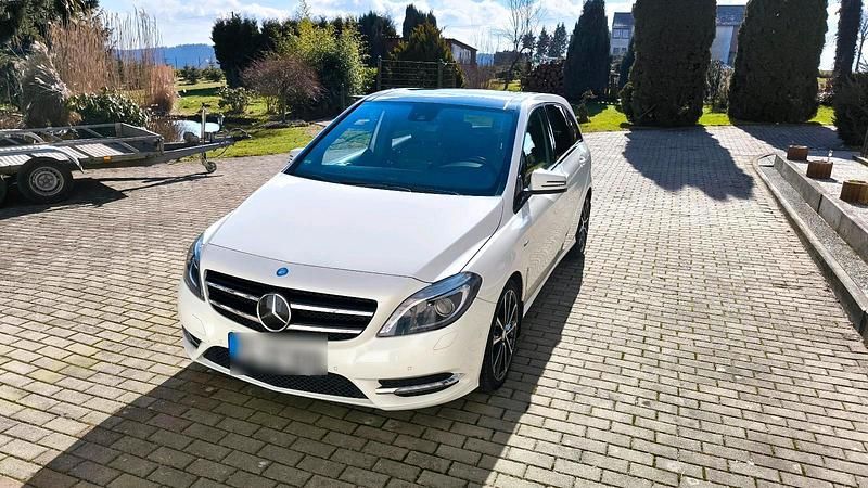 Weiß Gebraucht 2011 Mercedes B200 Exclusive Van / Kleinbus | 8.699 € (Fairer Preis) - Bild 1/4