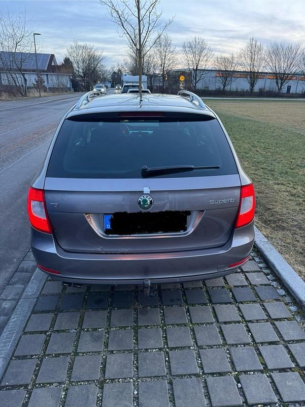 Gebraucht Skoda Superb Elegance 140 PS (102 kW) 2011 Grau Kombi