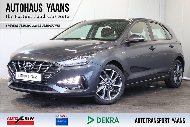 Grau Gebraucht 2023 Hyundai i30 Trend Limousine | 12.289 € (Superpreis) - Bild 1/4