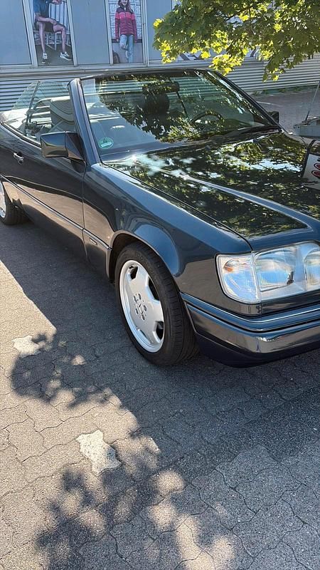 Schwarz Gebraucht 1997 Mercedes E200 Edition Cabrio | 19.800 € - Bild 1/4