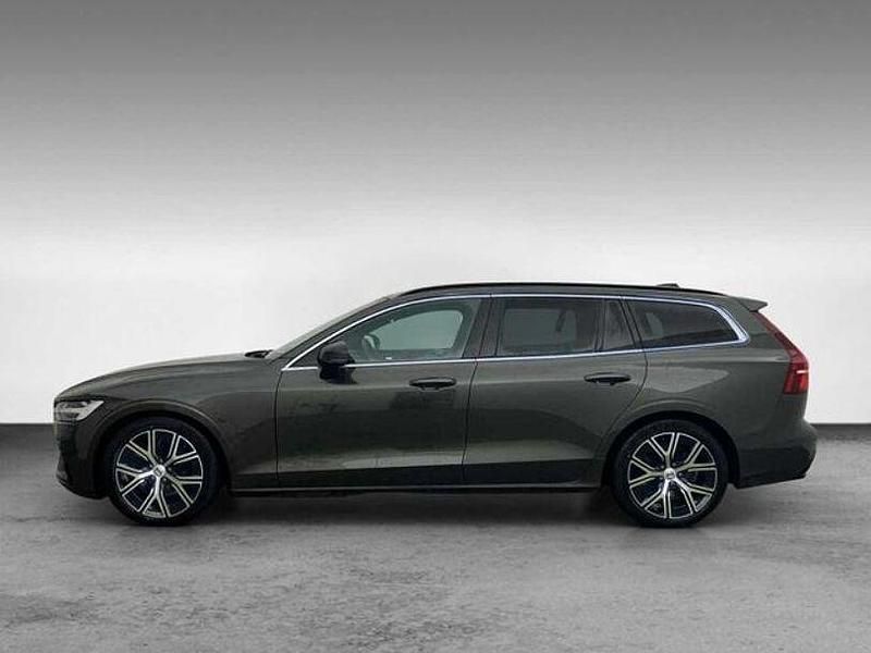 Gebraucht Volvo V60 Core 163 PS (119 kW) 2023 Grau (platinum grey / metallic) Kombi