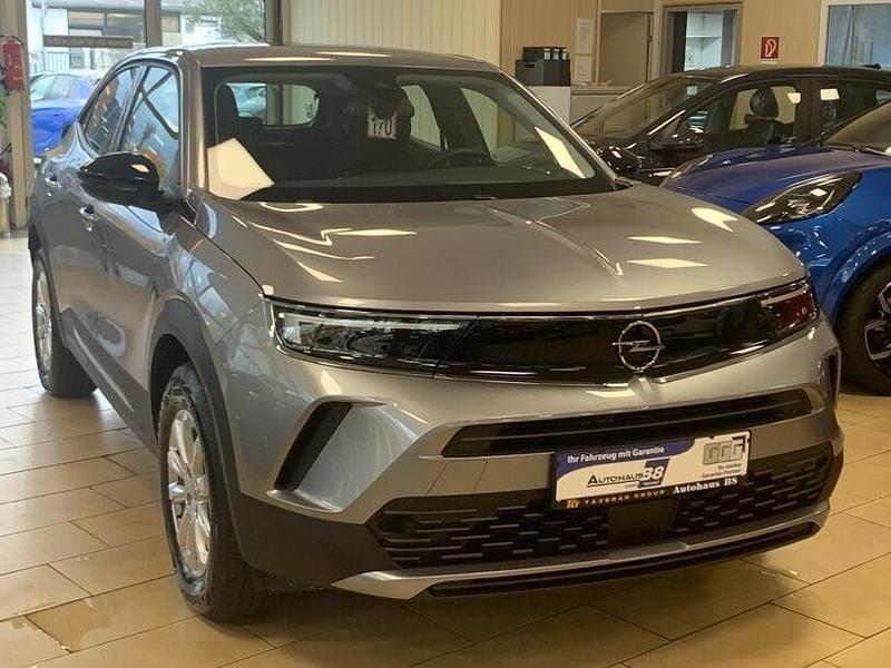 Gebraucht Opel Mokka-e Edition 100 kW (136 PS) 2023 Grau kontrast grau/quarz silber (metallic) SUV