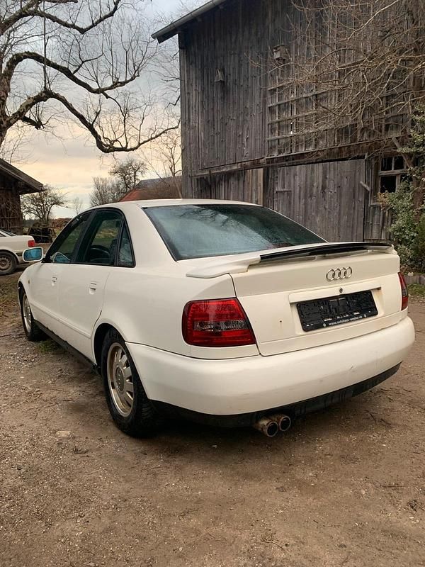 Weiß Gebraucht 1998 Audi A4 Limousine | 700 € (Superpreis) - Bild 1/4