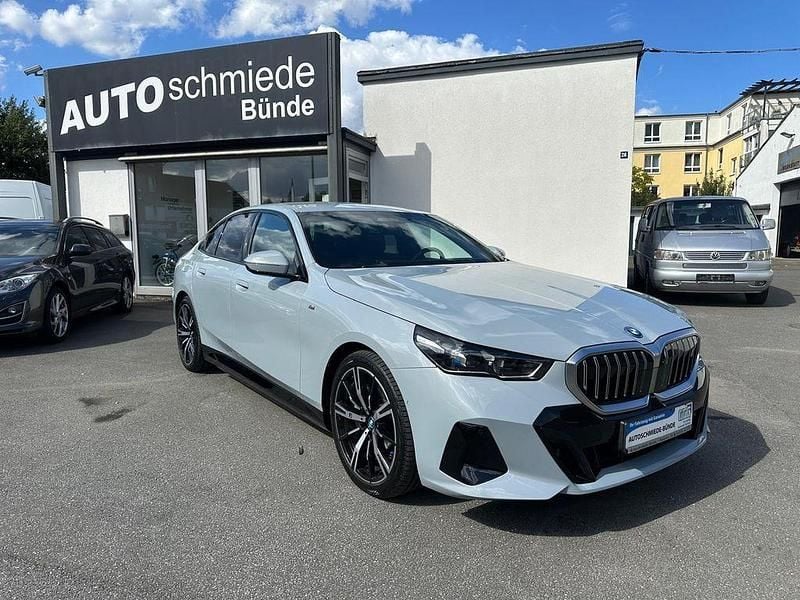 Grau Gebraucht 2024 BMW i5 M Sport Limousine | 49.900 € (Fairer Preis) - Bild 1/4