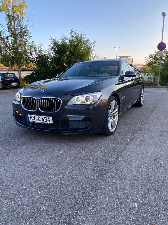 Schwarz Gebraucht 2014 BMW 740 Limousine | 18.999 € (Fairer Preis) - Bild 1/4