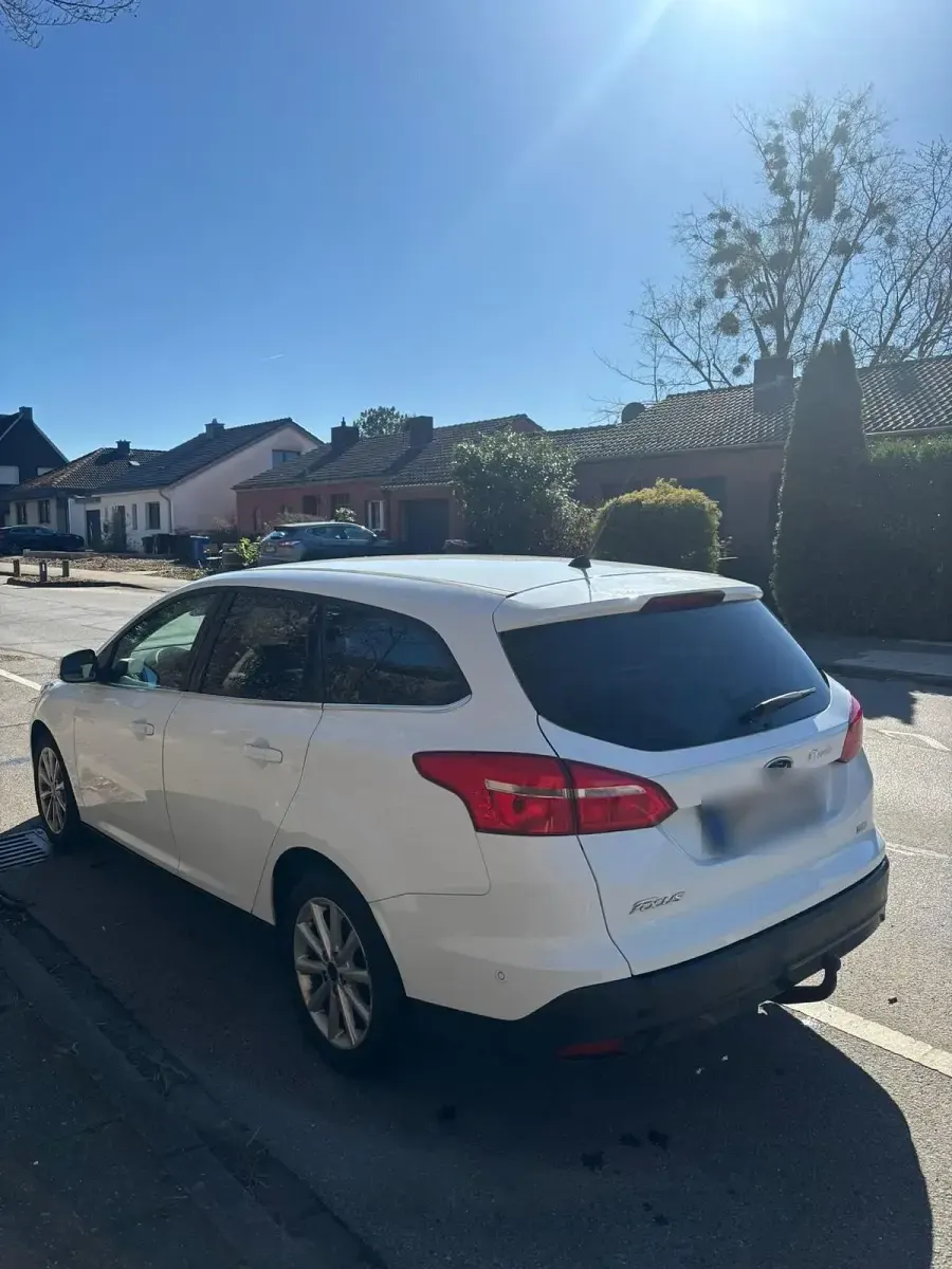 Gebraucht Ford Focus Titanium 125 PS (91 kW) 2016 Weiß Kombi
