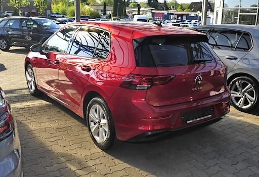 Gebraucht VW Golf VIII Life 131 PS (96 kW) 2024 Rot Limousine
