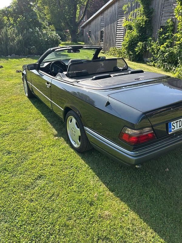 Gebraucht Mercedes E200 Edition 136 PS (100 kW) 1997 Schwarz Cabrio