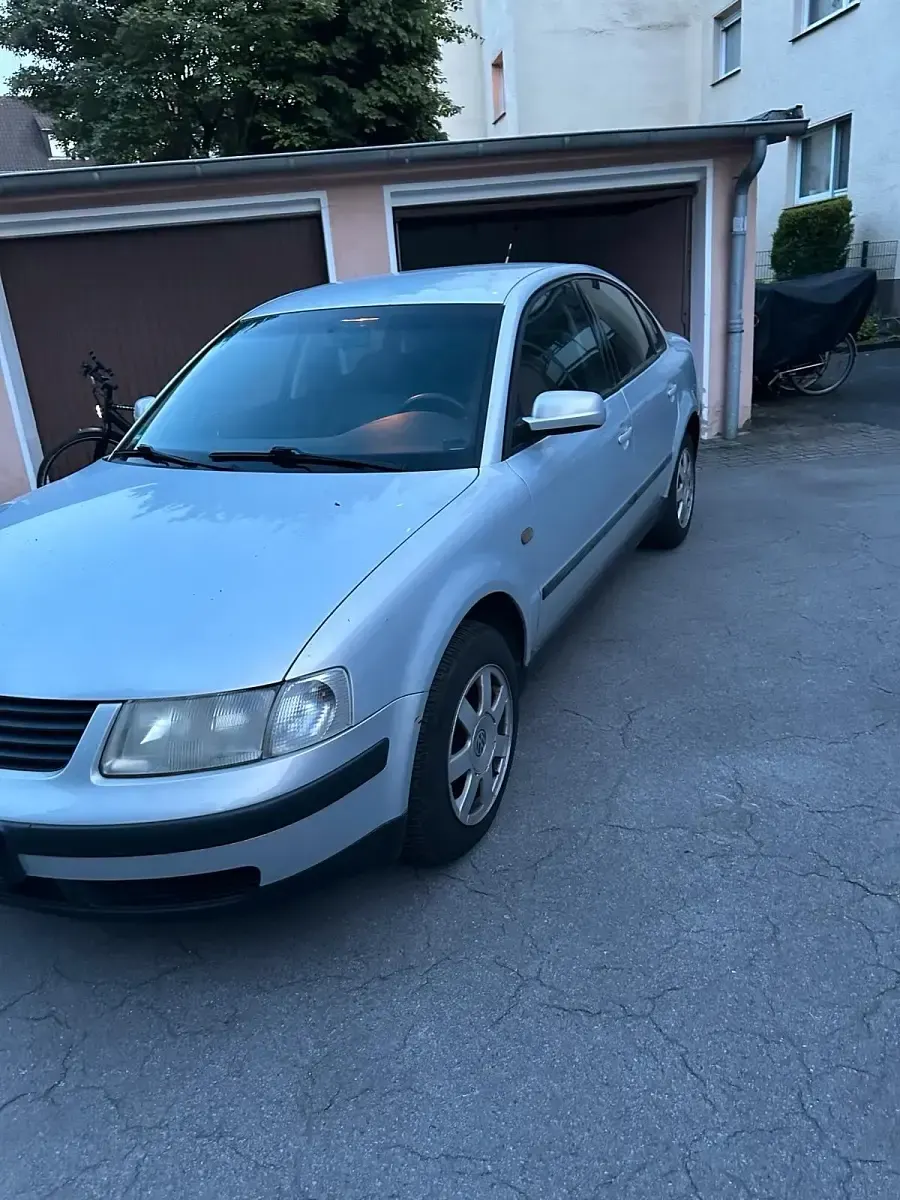 Gebraucht VW Passat 101 PS (74 kW) 1999 Silber Limousine