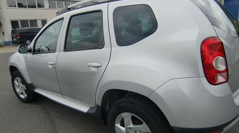 Silber Gebraucht 2010 Dacia Duster Lauréate SUV | 3.900 € (Superpreis) - Bild 1/4