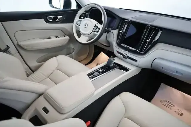 Gebraucht Volvo XC60 Core 197 PS (144 kW) 2023 Platinum grey / metallic SUV