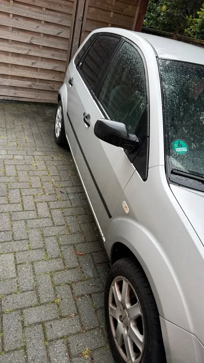 Usata Ford Fiesta Ghia 60 CV (44 kW) 2003 Grigio Utilitaria