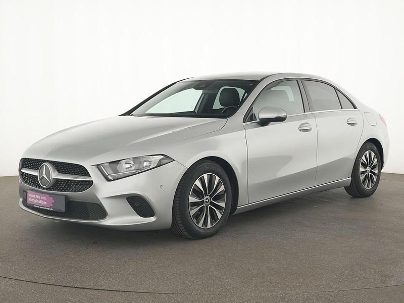 Silber Gebraucht 2021 Mercedes A200 Style Limousine | 23.335 € (Fairer Preis) - Bild 1/4