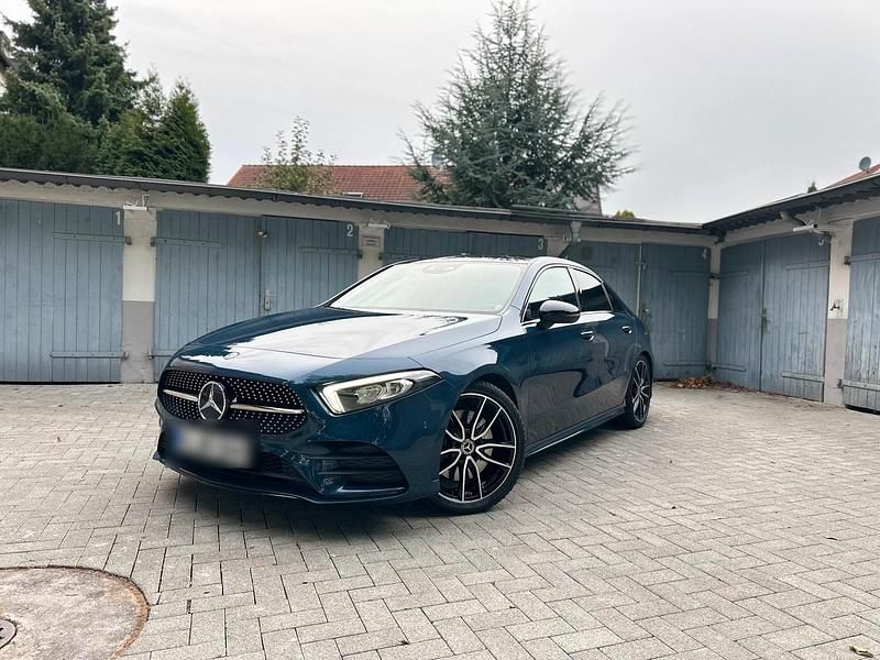 Blau Gebraucht 2020 Mercedes A250 AMG Limousine | 29.999 € (Fairer Preis) - Bild 1/4