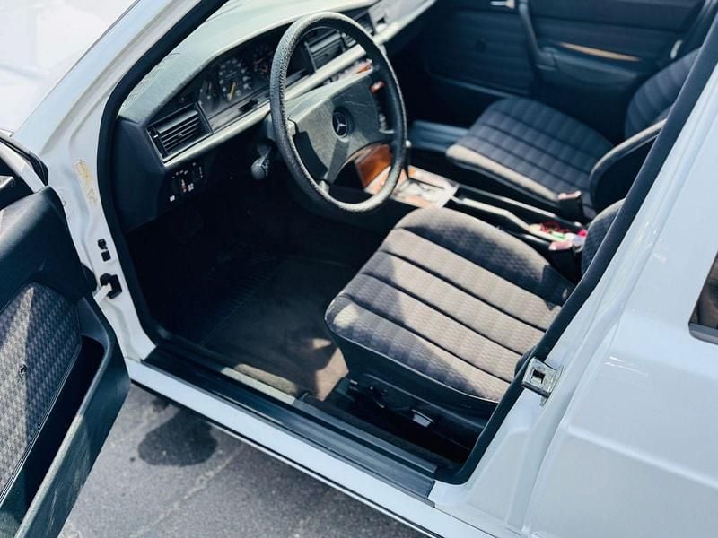 Gebraucht Mercedes 190 160 PS (117 kW) 1990 Weiß Limousine