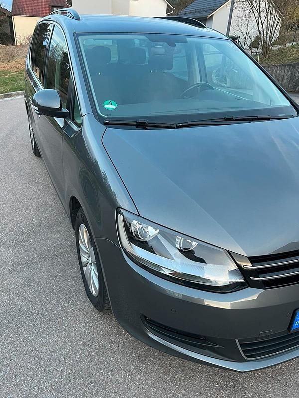 Second-hand VW Sharan 150 CP (110 kW) 2017 Verde Monovolum