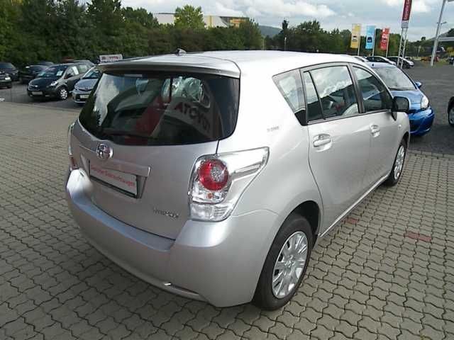 Gebraucht Toyota Verso Life+ 147 PS (108 kW) 2010 Silber metallic Van / Kleinbus